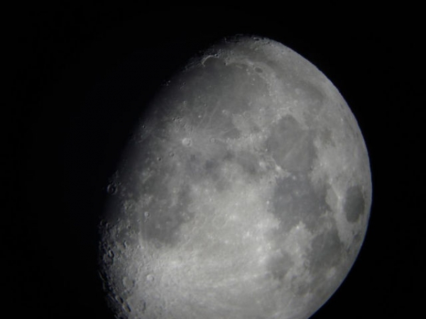 Lua com telescpio de 76 mm