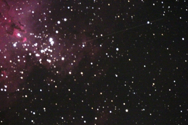 Nebulosa Eagle com trao de meteoro