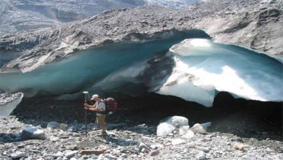 cientista Erik Schiefer em geleira no alasca