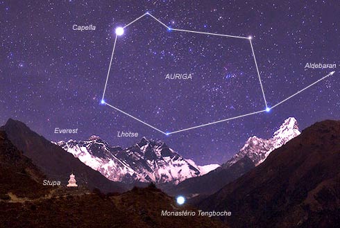 Constelação de Auriga acima do Monte Everest