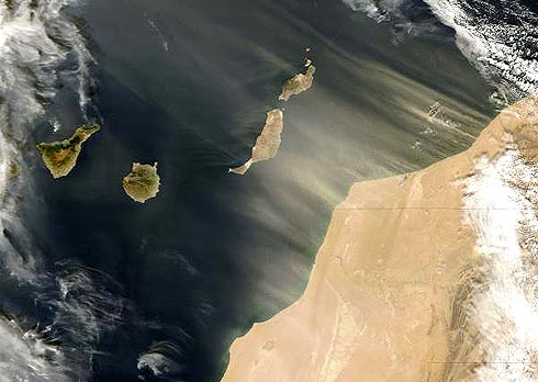Imagem de satélite tempestade de areia na costa da África