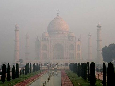 Taj Mahal ofuscado por Poluio