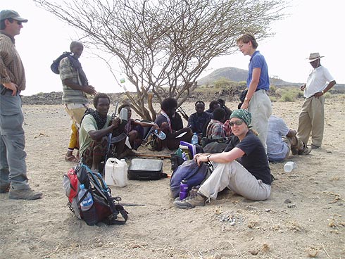 Vulcanologo Ian Hamling no deserto de Afar, na Etiópia