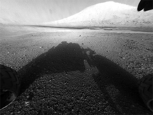 Imagem da sombra do jipe-rob Curiosity prximo ao Monte Sharp