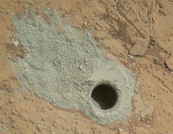 Furo feito pelo jipe-robô Curiosity em Marte