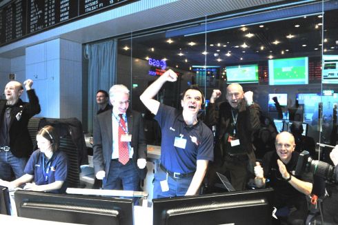 Engenheiros da ESA comemoram a aquisio de sinal emitido pela sonda Rosetta