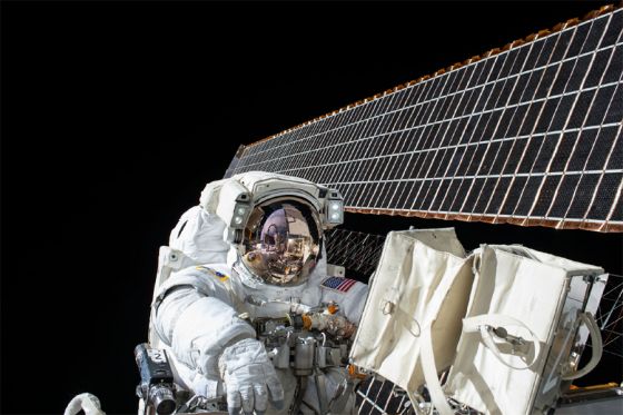 Astronauta da NASA Scott Kelly durante passeio espacial do lado externo da Estacao Espacial Internacional em 6 de novembro de 2015