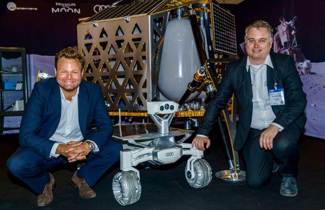 Apresentao da misso PTScientists em Berlin, Alemanha. Na foto, diretores da Audi e da PTScientistas mostram o mdulo e rover que sero levados  Lua.