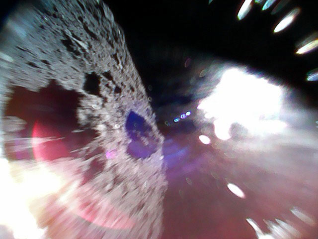 Primeira foto feita na superfcie do asteroide Ryugu. A cena foi capturada pelo oala sobda ROBOT-1A, em 22 de setembro de 2018.