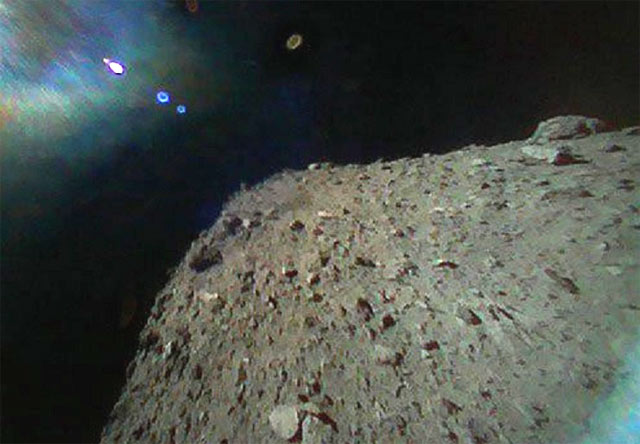 Foto feita pela sonda ROBOT-1B, instantes aps a separao do mdulo minerva II-1, de uma distncia de 55 metros da superfcie do asteroide Ryugu, em 21 de setembro de 2018.
