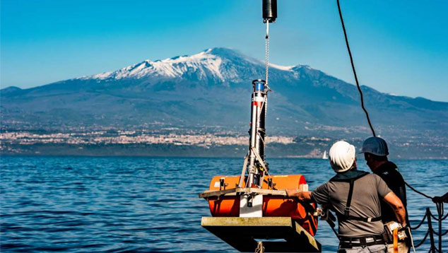 Cientistas instalam sensores proximo ao flanco sudeste do Monte Etna