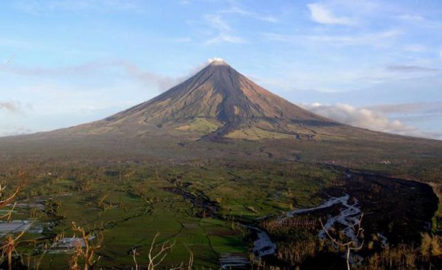 Cume perfeito do Monte Mayon