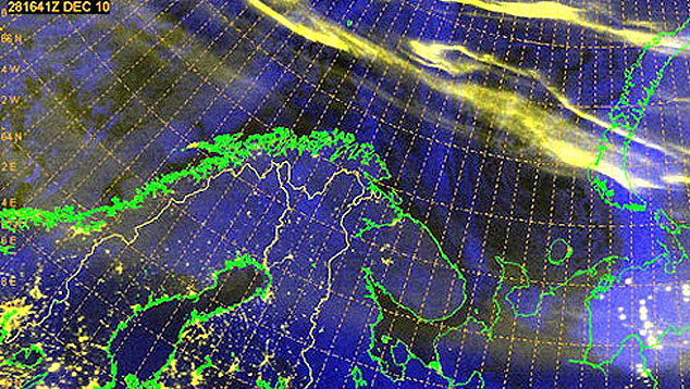 Imagem registrada s 14h41 (hora de Braslia) de 28 de dezembro de 2010 pelos satlites F17 do Departamento de Defesa dos EUA. No topo, a cena mostra intensas auroras boreais sobre o crculo polar rtico, provocadas por uma rachadura momentnea na magnetosfera terrestre. Para se ter uma ideia do brilho dessas auroras, os pontos amarelos mostrados sobre as reas continentais causados pela iluminao das grandes cidades. Crdito: US Navy's Fleet Numerical Meteorology and Oceanography Center/Apolo11.com 