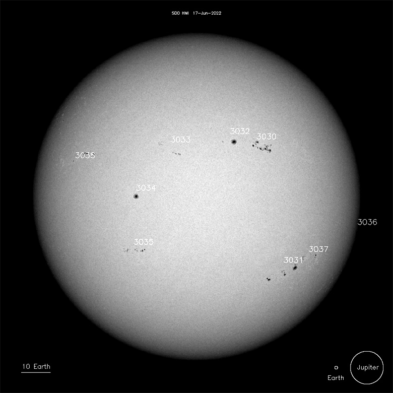 Imagem do Sol registrada em 17 de junho de 2022 pelo satlite de Dinmica Solar, SDO, da Nasa, mostra 9 grupos de manchas solares, com destaque para a Regio Ativa AR3031. 