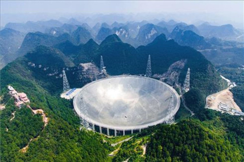 Os sinais foram detectados usando o maior radiotelescpio do mundo, o FAST, uma gigantesca antena receptora de 500 metros de dimetro situada na provncia de Guizhou, na China. <BR>