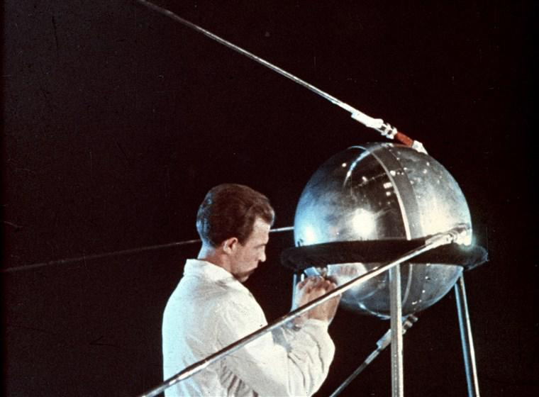 Cientista russo unspeciona o satlite Sputnik antes de ser lanado, em outubro de 1957.