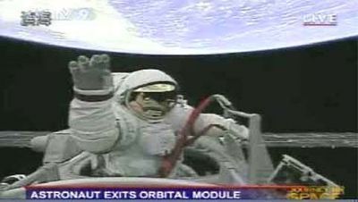 Astronauta Chins Zhai Zhigang deixa o mdulo orbital Shenzhou 7