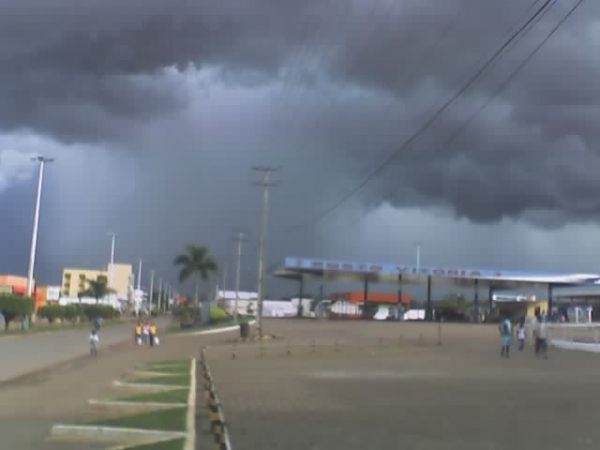 Nuvens e muitos raios em Ji-Paraná-RO
