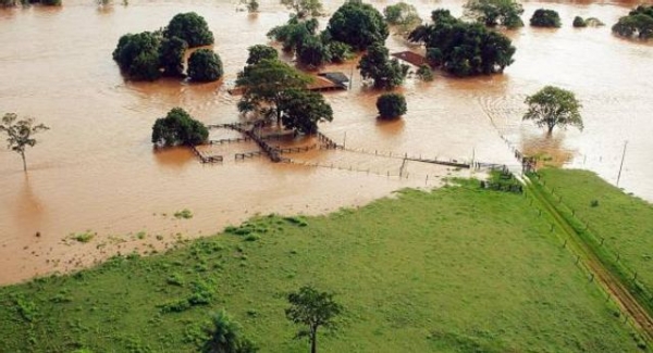 Represa rompe e alaga diversas fazendas no municipio de Itaja / Goias