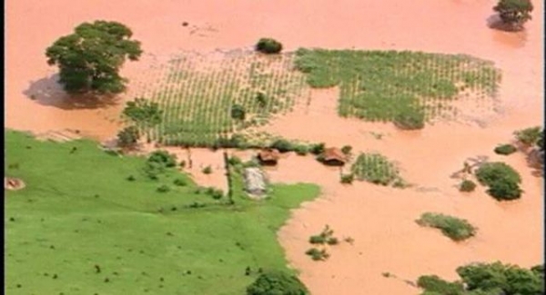 Represa rompe e alaga diversas fazendas no municipio de Itaja / Goias