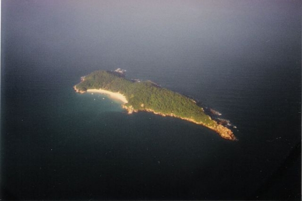 Ilha em frente à Florianópolis vista do Avião
