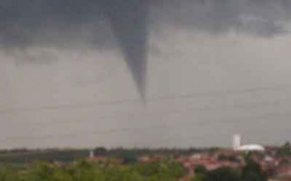 Tornado F1 atinge cidade de Lins / SP