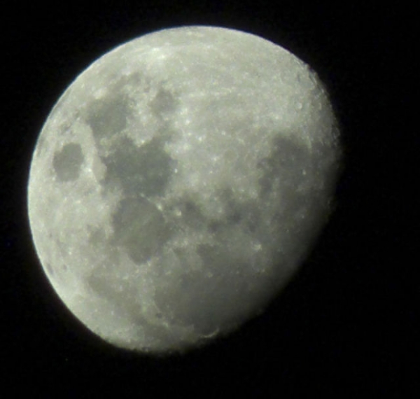 Lua crescente sobre Itaúna - MG