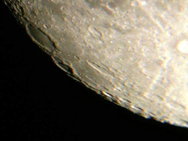 Detalhes da Lua em 27/03/2010