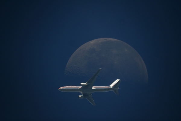 Boeing 767 cruzando a lua