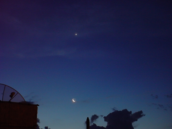 Lua e o Planeta Vnus sob o cu de Valena em 25 de janeiro de 2012
