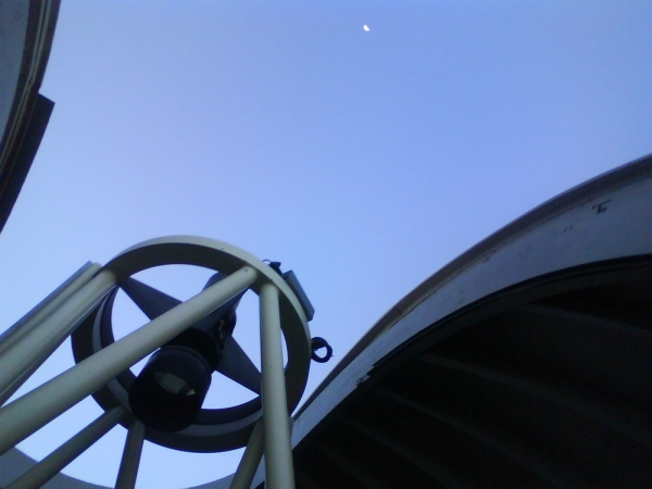 Lua sobre o telescópio de Brazópolis, MG