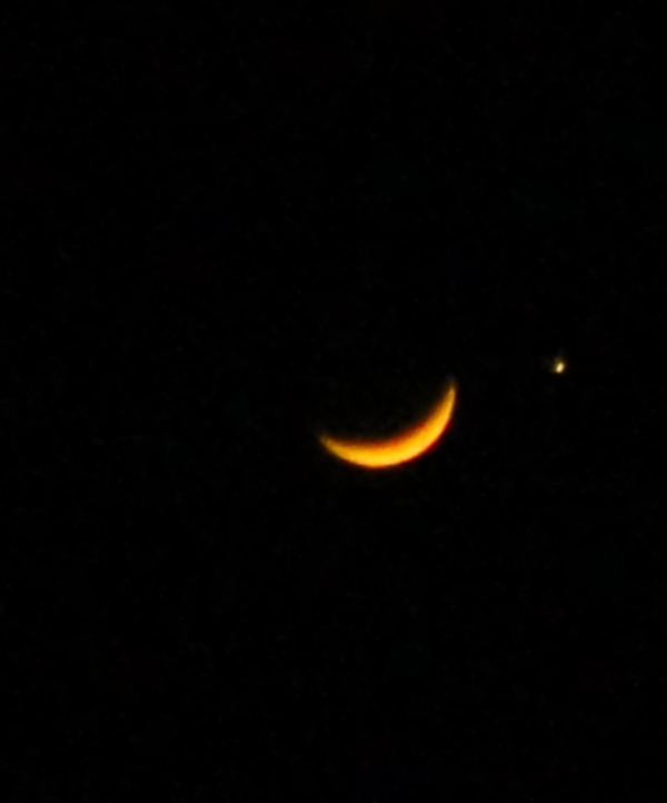 Lua e Venus com tons de vermelho perto do horizonte