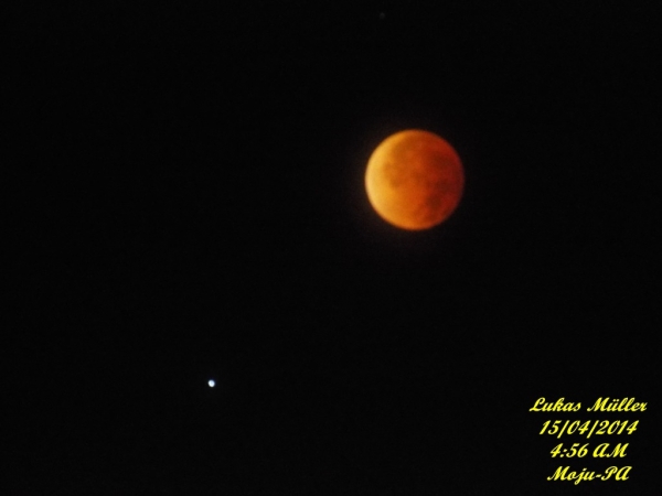 Lua em eclipse e estrela Spica