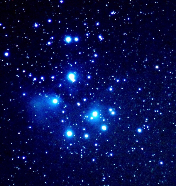O belo aglomerado estelar Plêiades