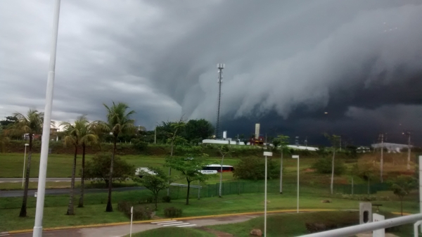 Grande formação de célula de tempestade sobre a região de Sorocaba