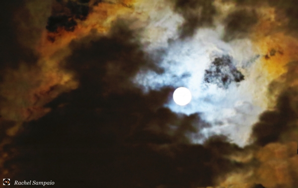 lua azul e halo lunar