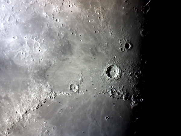 A explendida cratera lunar copernicus vista do meu quintal.