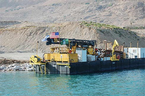 Perfuratriz International Continental Scientific Drilling Program instalada no Mar Morto