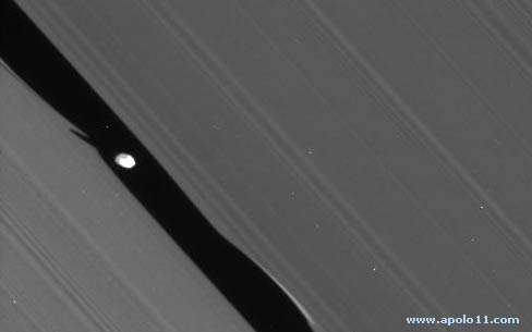 Lua Dafne vista pela sonda Cassini