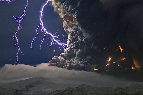 Imagens do vulcão da Islândia Eyjafjallajökul - raios