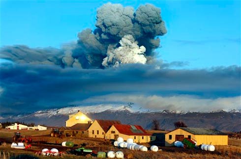Imagens do vulcão da Islândia Eyjafjallajökul - Vilarejo