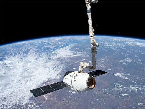 Cápsula Dragon acoplada à ISS