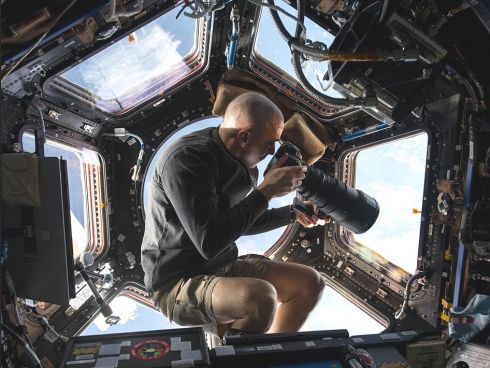 Astronauta fotografando o espaço