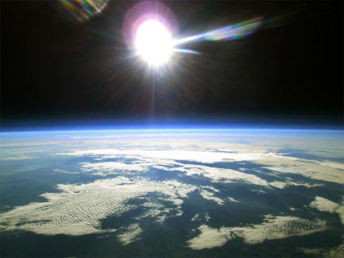 Terra vista do espaço por Balão