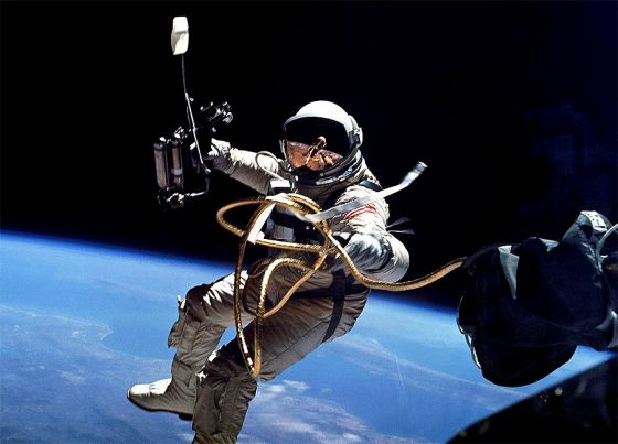 Ed White realizando o primeiro passeio espacial