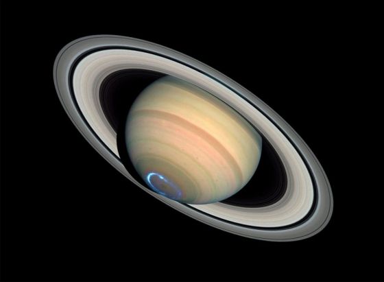 Saturno e tempestades de auroras