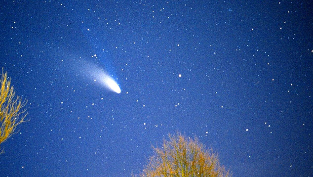Cometa Hale-Bopp registrado em 1997 por Arthur Cockburn, em Chepstow Castle, Reino Unido.