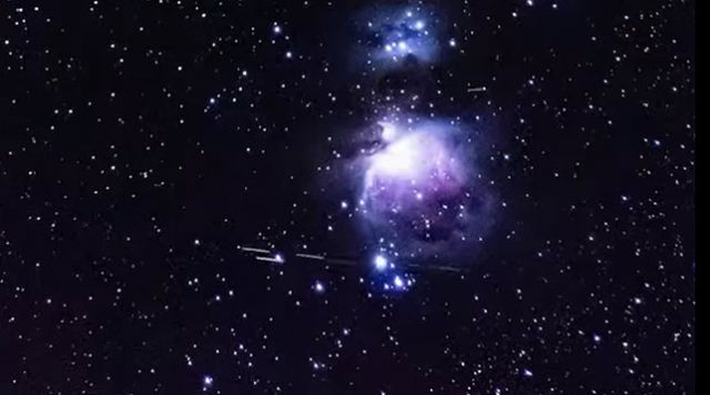 Satelites cruzando a nebulosa de Orion