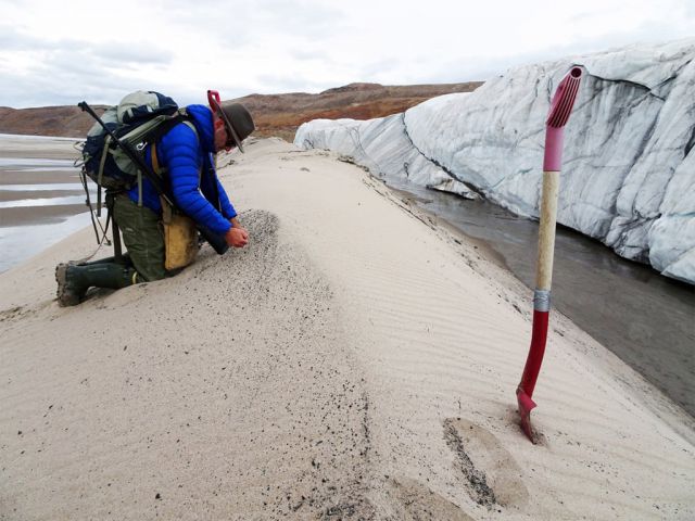 Pesquisador estuda local de de Cratera de Impacto na Groenlandia