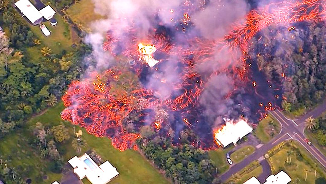 Avanco da lava do vulcao Kilauea atinge casas e carros no Havai